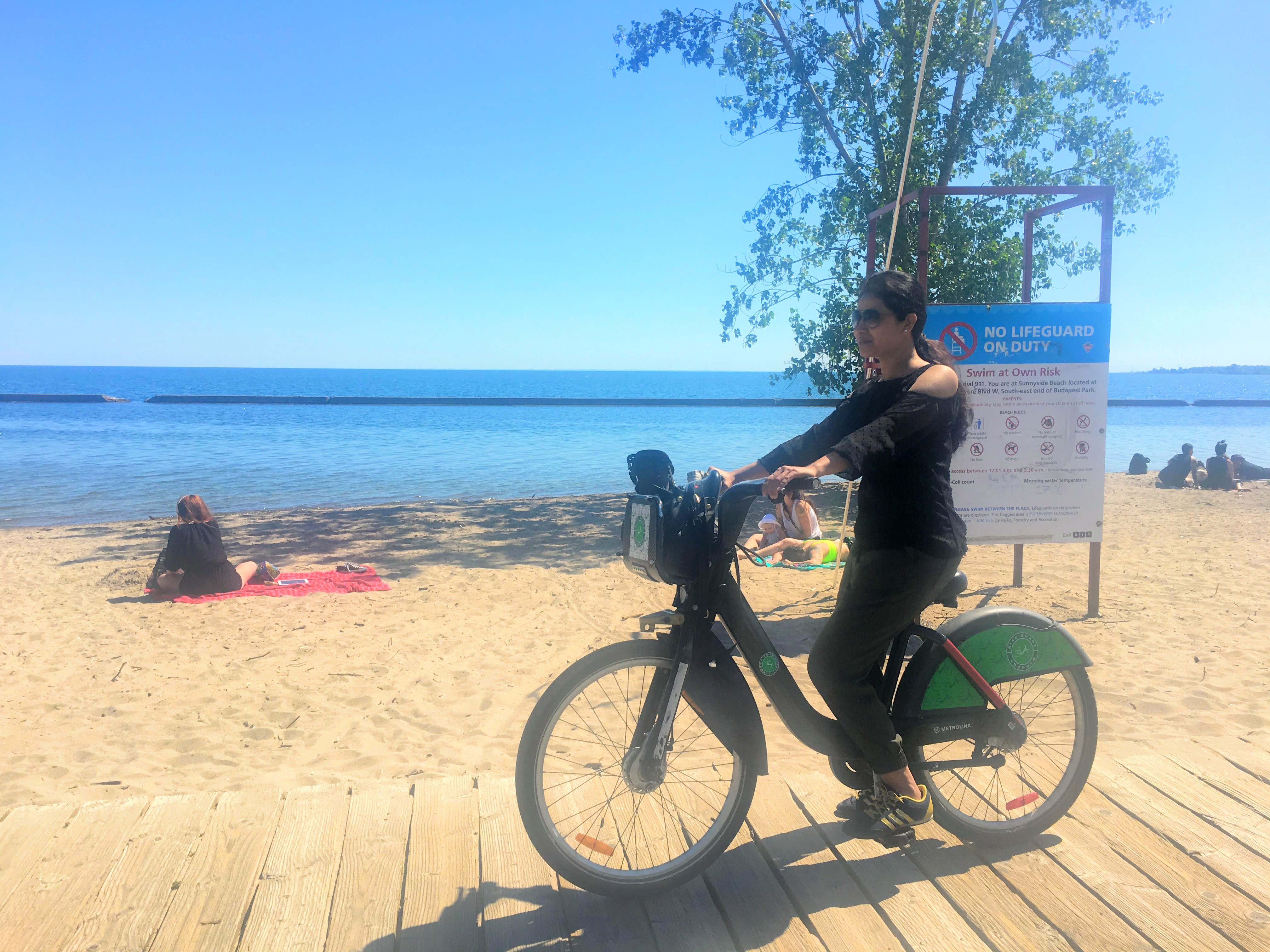 Sunnyside Lakefront park district in Toronto - Toronto Bike share - travel addict hack
